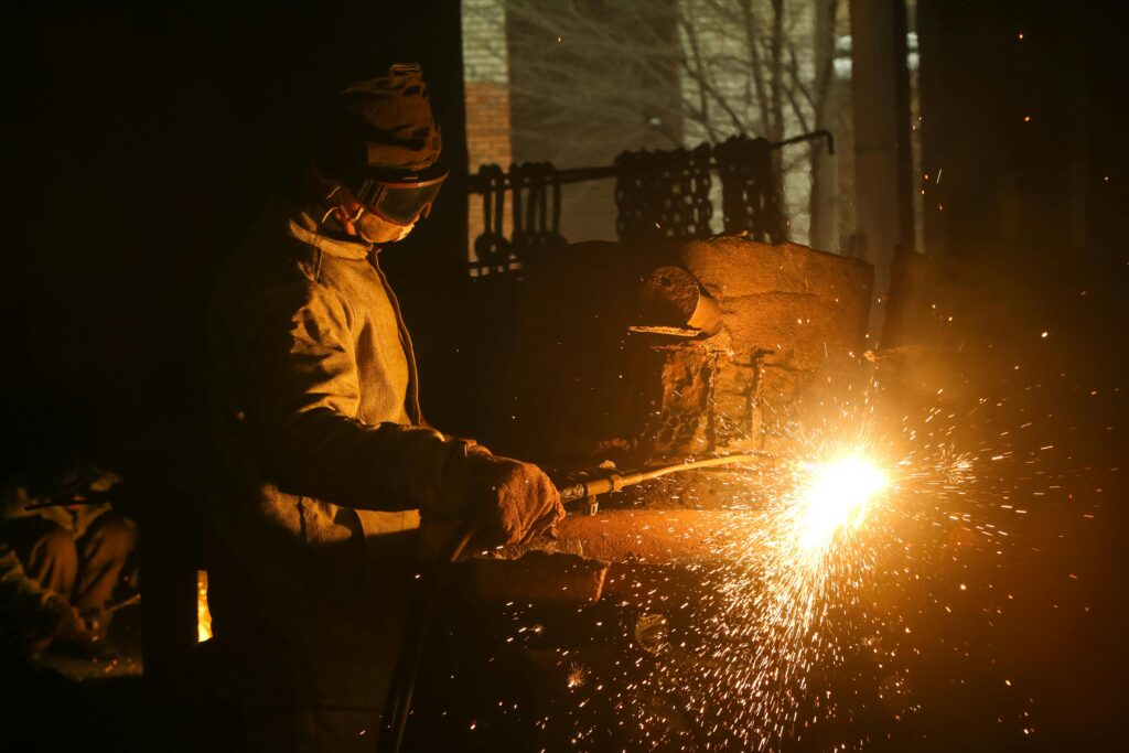 夏場の工場内で暑熱対策が必要な作業環境のイメージ